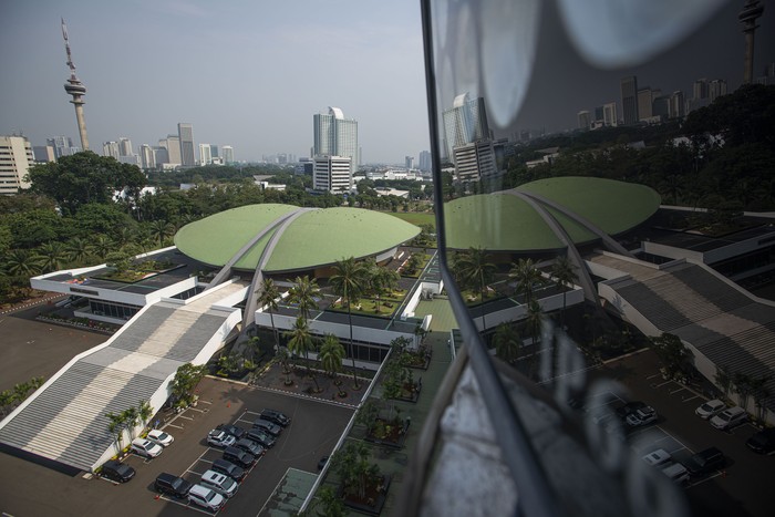 Kompleks Parlemen Senayan diusulkan menjadi Rumah Sakit Darurat COVID-19. Hal itu pun memicu pro dan kontra di kalangan internal Parlemen.