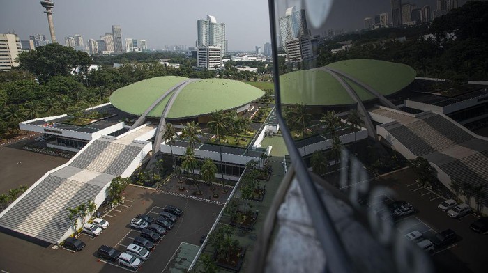 Corona Mengganas, Kompleks Parlemen Diusulkan Jadi RS Darurat COVID Kompleks Parlemen Senayan diusulkan menjadi Rumah Sakit Darurat COVID-19. Hal itu pun memicu pro dan kontra di kalangan internal Parlemen.