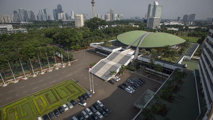 Kompleks Parlemen Senayan diusulkan menjadi Rumah Sakit Darurat COVID-19. Hal itu pun memicu pro dan kontra di kalangan internal Parlemen.