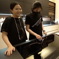 Dapur hadir dengan interior minimalis. Pada bagian tengah, terdapat island yang dilengkapi kompor berfitur canggih dengan pengaturan digital. Terdapat pula sebuah mesin pembuat kopi yang ukurannya seperti sebuah oven. (Foto: YouTube/Nikita Willy Official)