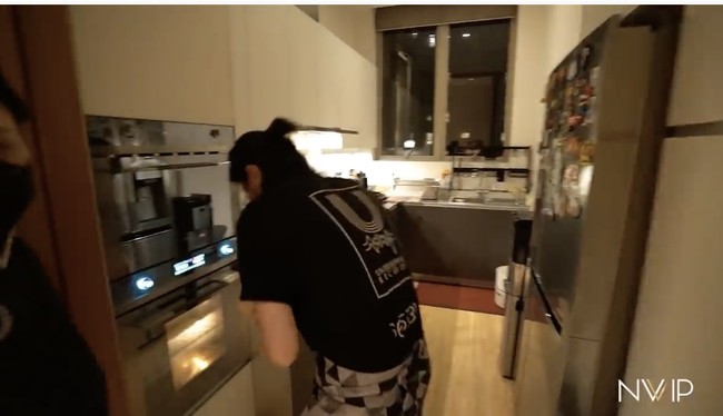 Mereka sebenarnya memiliki dua dapur. Satu lagi merupakan dapur kotor yang juga memiliki kompor dan oven. (Foto: YouTube/Nikita Willy Official)