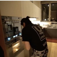 Mereka sebenarnya memiliki dua dapur. Satu lagi merupakan dapur kotor yang juga memiliki kompor dan oven. (Foto: YouTube/Nikita Willy Official)