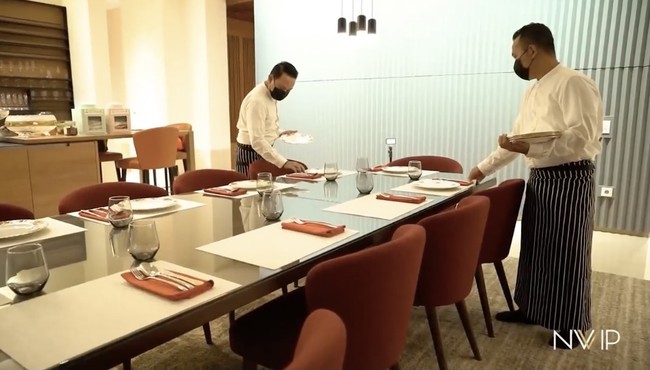 Masih di area dapur, terdapat meja makan berukuran besar. Di sini mereka sering menjamu keluarga dan teman dekat dengan makanan buatan chef yang disewa secara khusus. (Foto: YouTube/Nikita Willy Official)