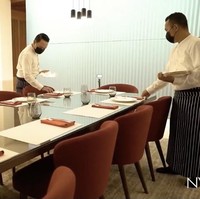 Masih di area dapur, terdapat meja makan berukuran besar. Di sini mereka sering menjamu keluarga dan teman dekat dengan makanan buatan chef yang disewa secara khusus. (Foto: YouTube/Nikita Willy Official)