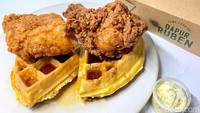 Daging ayamnya gurih dan teksturnya juicy. Wafflenya berukuran besar dengan tekstur yang fluffy. Rasanya wafflenya tidak terlalu manis, sehingga cocok dipadukan dengan ayam gorengnya. Foto: detikcom/Riska Fitria