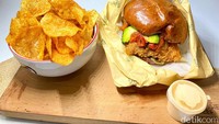 Burgernya berukuran besar disajikan dengan buttermilk fried chicken, paprika, alpukat dan aneka saus. Menikmati burgernya juga dipadukan dengan keripik kentang dan saus cajun. Foto: detikcom/Riska Fitria