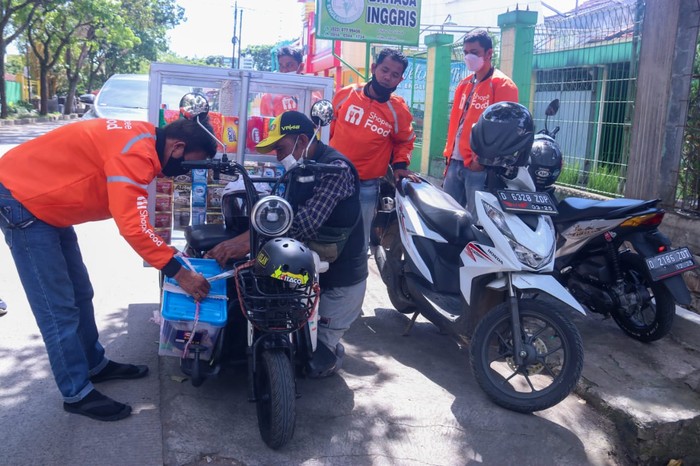 Disabilitas Bandung jualan kopi keliling pakai motor listrik.