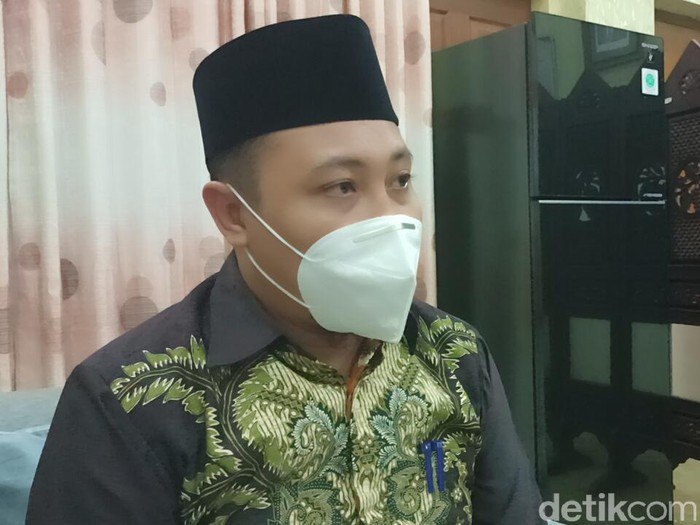Wali Kota Probolinggo Hadi Zainal Abidin akan refocusing anggaran perjalanan dinas DPRD, sebesar Rp 3,8 miliar. Namun menurut DPRD angka itu terlalu besar.