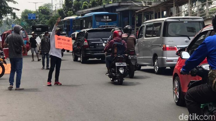 Sejumlah teknisi perbaikan HP di Pusat Grosir Cililitan (PGC), Jaktim, menawarkan jasanya di pinggir jalan. Hal ini karena mereka tidak bisa bayar sewa kios.