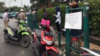 Terlihat pula beberapa petugas dari Satuan Polisi Pamong Praja bersiaga di lokasi. Tak nampak kerumunan hanya saja jalanan terlihat lebih ramai oleh lalu lalang pengendara.