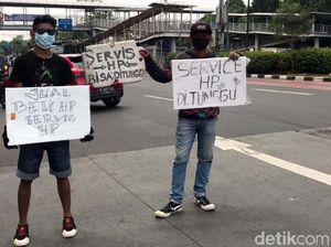 Urusan Perut Bikin Tukang Servis HP di PGC Pilih Turun ke Jalan