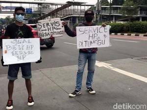 Urusan Perut Bikin Tukang Servis HP di PGC Pilih Turun ke Jalan