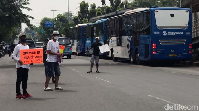 Sejumlah teknisi perbaikan HP di Pusat Grosir Cililitan (PGC), Jaktim, menawarkan jasanya di pinggir jalan. Hal ini karena mereka tidak bisa bayar sewa kios.
