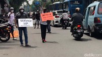 Sejumlah teknisi perbaikan handphone di Pusat Grosir Cililitan (PGC), Jakarta Timur menawarkan jasanya di pinggir jalan. Hal itu dilakukan sejak pemberlakuan PPKM Darurat.