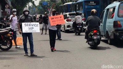 Gegara PPKM Darurat, Jasa Servis HP Pindah ke Jalan