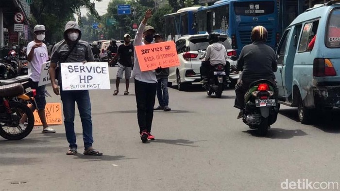 Gegara PPKM Darurat, Tukang Service Handphone Pindah ke Jalan Sejumlah teknisi perbaikan HP di Pusat Grosir Cililitan (PGC), Jaktim, menawarkan jasanya di pinggir jalan. Hal ini karena mereka tidak bisa bayar sewa kios.
