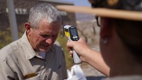 Tapi petugas dari National Park Service mengatakan angka di termometer itu biasanya lebih tinggi dari perhitungan resmi. Saat petugas mengukur suhu trotoar di luar pusat pengunjung pada Minggu siang, angkanya menunjukkan 178 derajat Fahrenheit atau 81 derajat Celsius.  