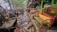 Menurut salah seorang warga, Ukan, kejadian ombak tinggi yang menerjang hingga pesisir memang sering terjadi di kawasan tersebut.  