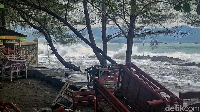 Gelombang Setinggi 6 Meter Terjang Cafe Wisata di Palabuhanratu Gelombang setinggi kurang lebih 6 meter menerjang cafe di kawasan pantai Istana Presiden, Palabuhanratu, Kabupaten Sukabumi, Jawa Barat. Tidak ada korban jiwa akibat kejadian ini.