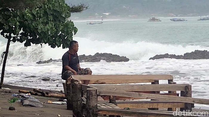 Gelombang tinggi terjang pesisir Palabuhanratu, Sukabumi
