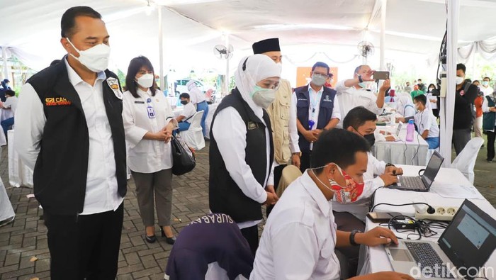 Gubernur Jatim Khofifah Indar Parawansa menargetkan, 70 persen warga sudah vaksinasi COVID-19 pada Agustus mendatang. Khofifah optimis herd immunity segera terbentuk.