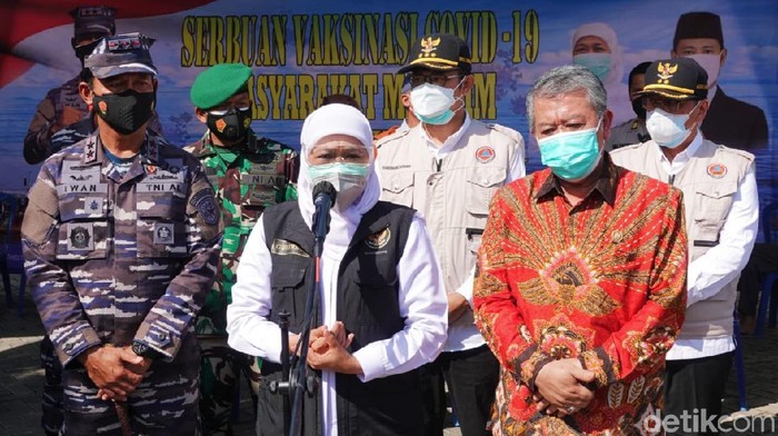 Gubernur Jatim Khofifah Indar Parawansa menyebut, target vaksinasi COVID-19 untuk Jawa Timur mencapai 70 persen penduduk. Target itu untuk mencapai herd immunity.