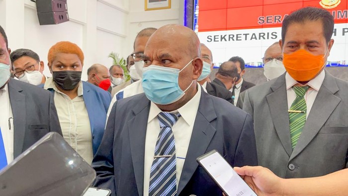 Gubernur Papua Lukas Enembe mencopot Dance Yulian Flassy dari jabatan Sekda Papua. Jabatannya diisi digantikan Asisten Bidang Pemerintahan Sekda Papua, Muhammad Ridwan Rumasukun (dok Istimewa)