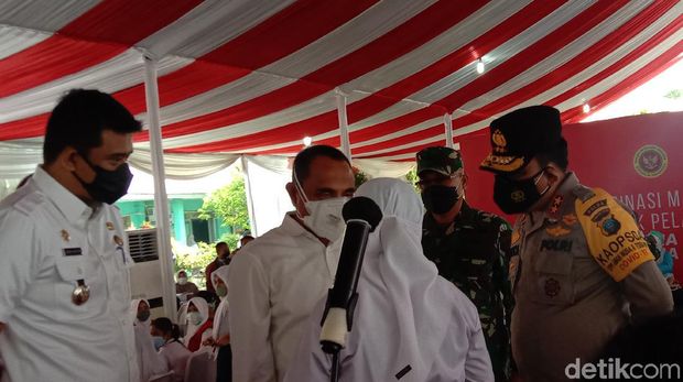 Gubsu Edy-Walkot Bobby menyemangati siswi di Medan yang gagal berbincang dengan Presiden Jokowi (Ahmad Arfah/detikcom)