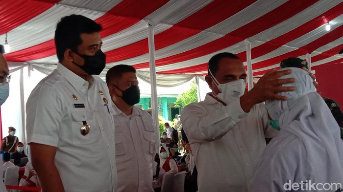 Gubsu Edy-Walkot Bobby menyemangati siswi di Medan yang gagal berbincang dengan Presiden Jokowi (Ahmad Arfah/detikcom)