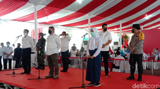 Gubsu Edy-Walkot Bobby menyemangati siswi di Medan yang gagal berbincang dengan Presiden Jokowi (Ahmad Arfah/detikcom)