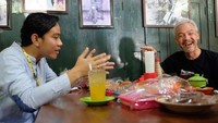 Gubernur Jateng Ganjar Pranowo dan Gibran tampak ngobrol santai sambil makan. Keduanya makan di warung soto. Gibran memilih es jeruk sebagai minuman. Foto : CNN