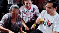 Minum jamu tradisional saat blusukan, Gibran memilih jamu dengan campuran kunyit. Kaos yang dikenakannya masih menarik perhatian, bergambar mangkok ayam jago. Foto: instagram @gibran_rakabuming