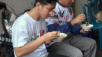 Ketoprak jadi pilihan menu makan siang Gibran saat blusukan. Momen ini diambil ketika Gibran masih mencalonkan diri sebagai Walikota Solo. Duh kaosnya gambar mangkok ayam. Udah foodies banget nih! Foto: instagram @gibran_rakabuming