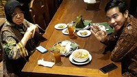 Diskusi bersama Tri Rismharini, Gibran memilih makan siang di warung pecel. Menunya ada ayam garang asem. Meski beda generasi, keduanya tampak asyik diskusi. Foto: instagram @gibran_rakabuming