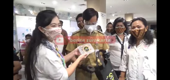 Hobi Blusukan, Walikota Solo Gibran Rakabuming Diberi Pisang Goreng Warga
