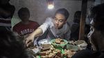 Hobi Blusukan, Walikota Solo Gibran Rakabuming Diberi Pisang Goreng Warga
