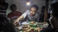 Soal kuliner, Gibran memang tak neko-neko. Ia punya banyak momen kuliner yang terkesan sederhana. Salah satunya saat asyik nyomot makanan di angkringan ini. Foto: instagram @gibran_rakabuming