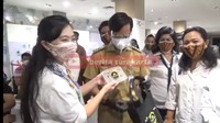 Kabar terbaru saat ini Gibran positif Covid-19. Padahal sebelumnya ia sempat berkunjung  ke Mall Solo Paragon untuk memantau kegiatan vaksinasi Covid-19. Di sini bahkan ia diberikan pisang goreng oleh warga. Foto : youtube Berita Surakarta
