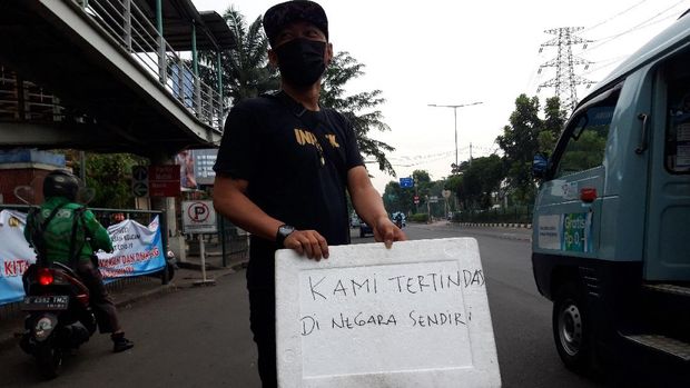 Imbas Mal di Tutup, Tukang Servis HP di PGC Turun ke Pinggir Jalan