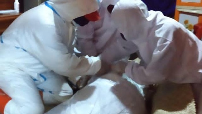Jenazah pasien covid di Lembang dibungkus plastik bening