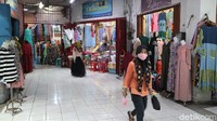 Pendapatan rata-rata dari 2.500 pedagang itu saya itu katakan satu orang Rp 1 juta itu bisa Rp 2,5 miliar. Tapi sekarang Rp 500 juta. Kita rata-rata tidak melakukan transaksi, kata Ketua Himpunan Pedagang Pasar Kliwon (HPPK) Kudus, Sulistiyanto, kepada wartawan saat ditemui di Pasar Kliwon Kudus, Rabu (14/7/2021).