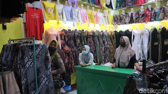 Jerit Pedagang Pasar Kliwon Kudus Terdampak PPKM Darurat PPKM Darurat berdampak pada para pedagang di Pasar Kliwon Kudus. Pendapatan mereka turun hingga 90 persen seiring dengan sepinya pasar di saat PPKM Darurat.