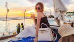 Gaya Mewah Jessica Forrester Nongkrong di Beach Club Bali