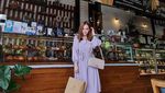 Gaya Mewah Jessica Forrester Nongkrong di Beach Club Bali