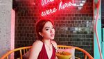 Gaya Mewah Jessica Forrester Nongkrong di Beach Club Bali