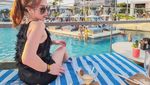 Gaya Mewah Jessica Forrester Nongkrong di Beach Club Bali