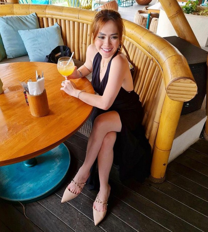 Jessica Forrester Gaya Mewah Jessica Forrester Nongkrong di Beach Club Bali