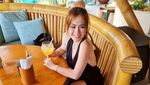 Gaya Mewah Jessica Forrester Nongkrong di Beach Club Bali