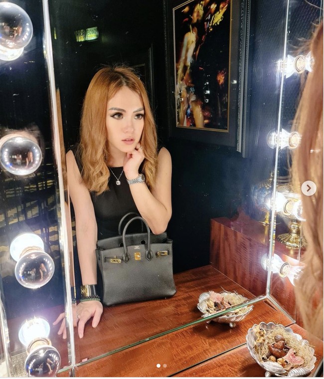 Pada Mei 2021, Jessica Forrester berpose selfie ke kaca ‘ditemani’ tas Hermes Birkin berwarna hitam. Foto: Dok. Instagram @jessicaforresterr