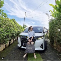 Kali ini Jessica Forrester menenteng tas Christian Dior sambil bergaya di depan mobil Alphard. Foto: Dok. Instagram @jessicaforresterr